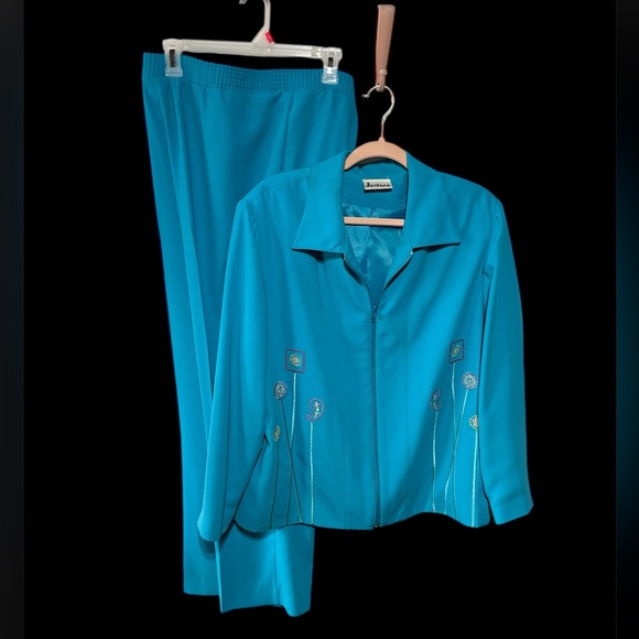 VINTAGE JORDANA (XL) TURQUOISE 2 PIECE PANT SUIT WITH FLORAL EMBROIDERY - Picture 1 of 12